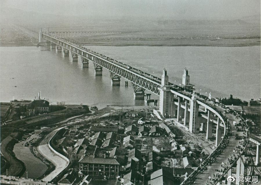 1968年12月29日， 南京長江大橋全面建成通車。這是當(dāng)時(shí)中國自行設(shè)計(jì)建造的最大的鐵路、公路兩用橋。